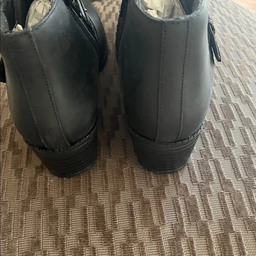 New Clarks Women's Danyelle Wish Zip Heeled Ankle Bootie Black NWT box